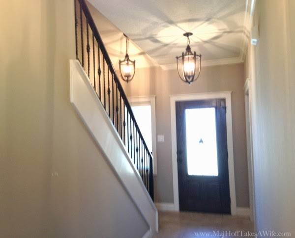 Builder Grade house in Texas Entry way foyer