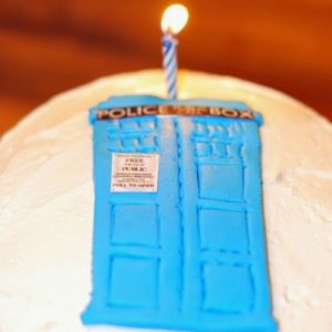 Doctor Who Birthday Cake - Make a Tardis out of Fondant! Doctor Who Tardis Cake with Fondant Police Box