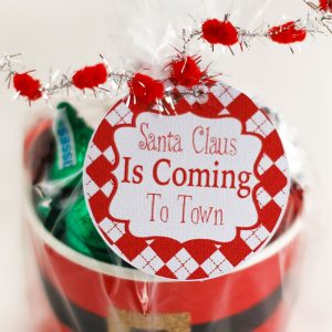 Santa Claus Is Coming To Town! Let all your friends know with these FREE printable gift labels for Christmas gift giving! Get your holiday gift giving in full swing with these adorable tags that are perfect to tie on to neighbor gifts, stocking stuffers, or mason jars! Fill with candy and you are all set! #ChristmasCrafts #Santa #MHTAW