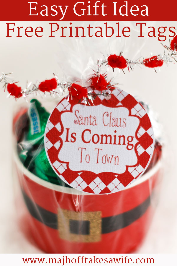 Santa Claus Is Coming To Town! Let all your friends know with these FREE printable gift labels for Christmas gift giving! Get your holiday gift giving in full swing with these adorable tags that are perfect to tie on to neighbor gifts, stocking stuffers, or mason jars! Fill with candy and you are all set! #ChristmasCrafts #Santa #MHTAW via @mrsmajorhoff