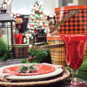 Table Decorations and Dining Room Decorating Ideas For Christmas