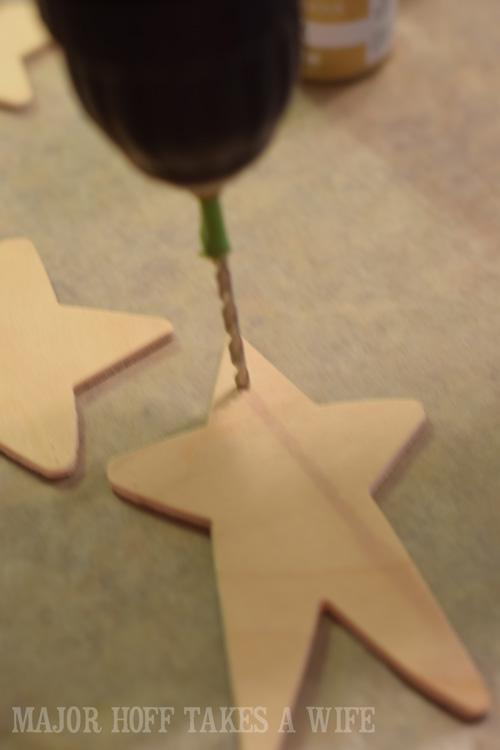 Drill a hole into the small wooden stars found in craft stores. Looking for homemade Christmas gifts? Look no further than these homemade Christmas ornaments. Use them as tree decorations, to grace your holiday table, or for fun tags to gifts! The ideas and endless and your friends and family will love these glittery stars personalized just for them!