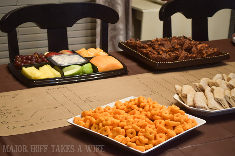 Serve New cheez it Crunch d at your big game party. An easy to throw party for the Big Game. Features easy party ideas for snacks, dips and decor. Includes a recipe for Roasted Red Pepper Hummus without seeds! #BigGameSnacks #collectiveBias #ad 