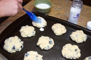 how to brush cream on top of uncooked scones