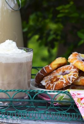 iced vanilla lattes for a picnic lunch
