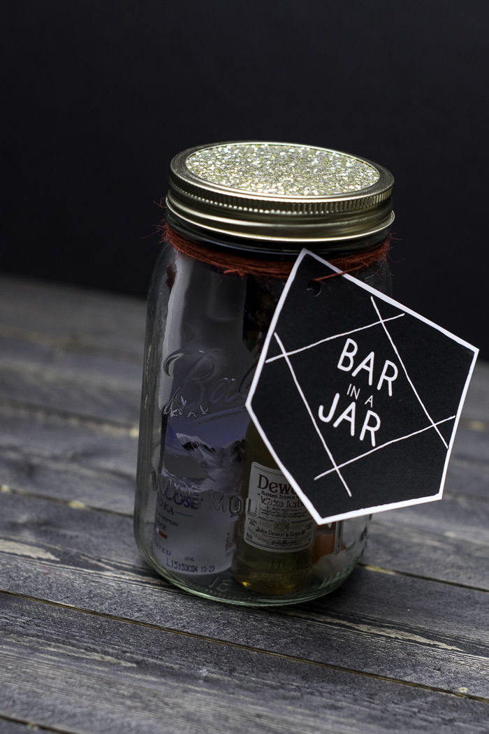 Bar in a Jar. Perfect gift for a man in your life. Masculine yet thoughtful! Great for Christmas, college graduation, and groomsmen gifts! #masonjarchristmasgiftideas