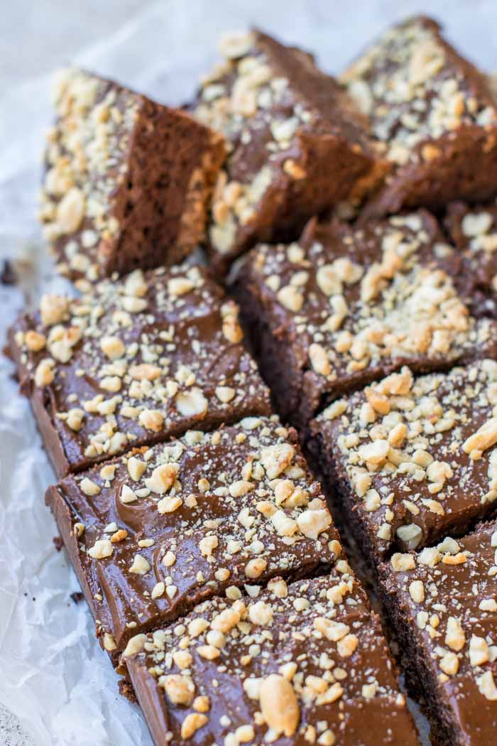Peanut Butter Pretzel Brownies! These brownies are always the hit of the party! Featuring a peanut pretzel chocolate chip crust, and an amazing peanut butter chocolate frosting - you'll be in heaven! Use a box mix, or start from scratch. The key is the amazing peanut butter chocolate frosting! via @mrsmajorhoff