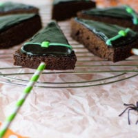Witch hat brownie pops will be the hit of your Halloween party! Simple to make with a box brownie mix, fast frosting, and an easy piping method!