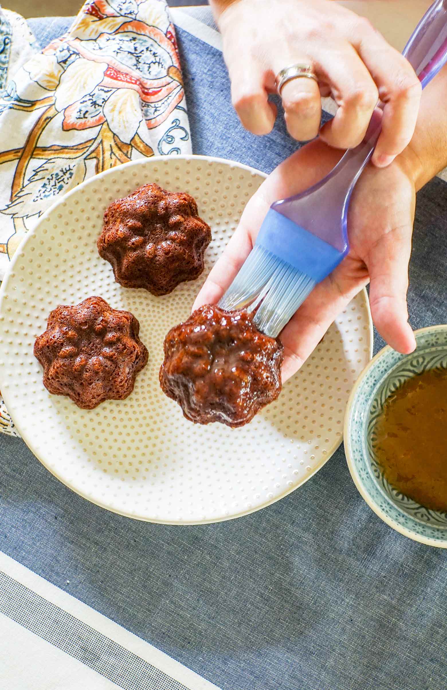 These sweet little gingerbread cakes are adorable and easy to make in a mini bundt pan. Perfect for all year round, these feature an optional peach glaze. @MrsMajorHoff for @worldmarket #worldmarket #ad #worldmarkettribe #WMHalloween