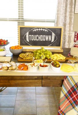 Homegating with Dr Pepper! See how to DIY an oversized cutting board to serve a meat and cheese platter along side Dr Pepper onion & cheddar cheese bread.