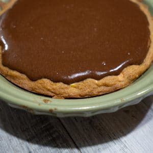 Reese's Pie step 6 : Pouring chocolate ganache onto peanut butter crust
