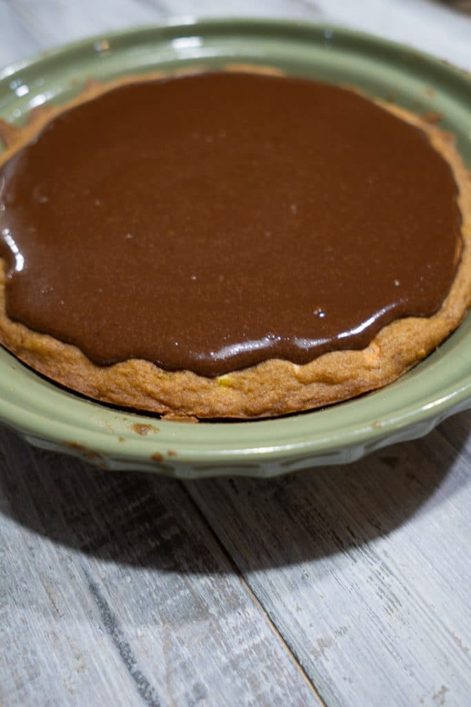 Reese's Pie step 6 : Pouring chocolate ganache onto peanut butter crust