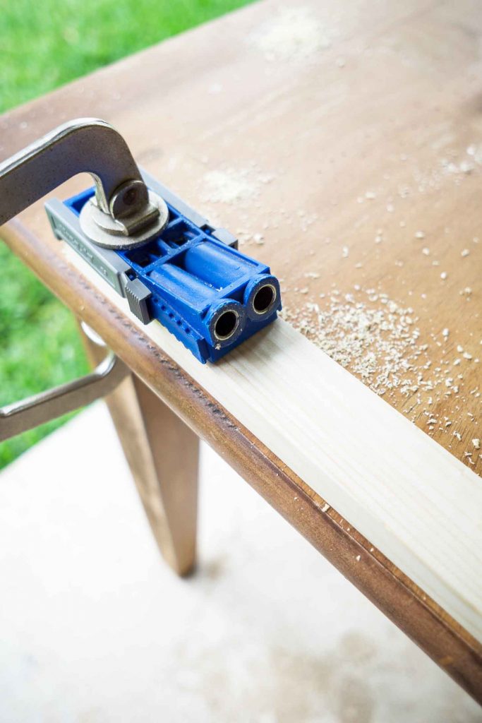 use a Kreg jig to attach the wood for the frame of a DIY canvas