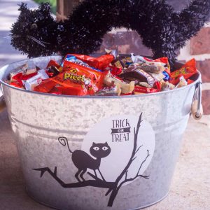 DIY Halloween Candy Bucket decorate with a vinyl black cat and moon from free SVG files