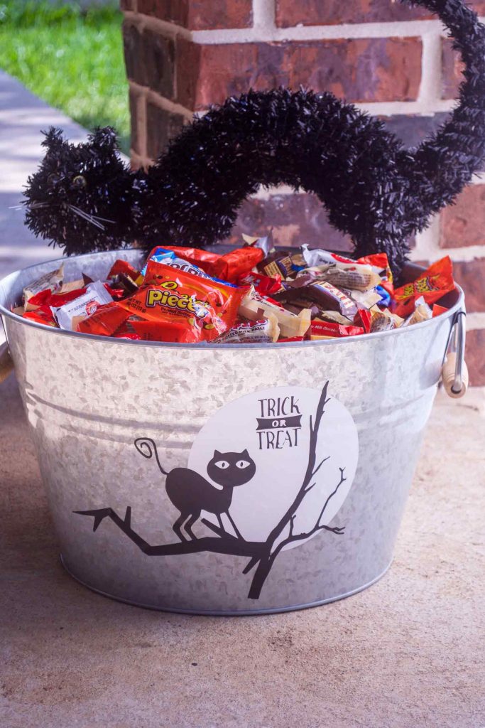 DIY Halloween Candy Bucket decorate with a vinyl black cat and moon from free SVG files