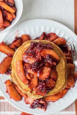 Fall breakfast brunch recipe : cranberry pancakes with apples